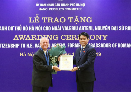 Chiều 3-12 , Ủy viên Trung ương Đảng, Phó Bí thư Thành ủy, Chủ tịch UBND Thành phố Nguyễn Đức Chung đã trao tặng danh hiệu "Công dân danh dự Thủ đô Hà Nội" cho Ngài Valeriu Arteni, nguyên Đại sứ đặc mệnh toàn quyền Rumani tại Việt Nam.