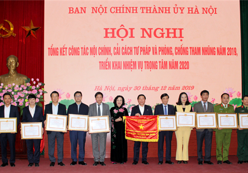 Sáng 30-12, Ban Nội chính Thành ủy tổ chức Hội nghị tổng kết công tác nội chính, cải cách tư pháp và phòng, chống tham nhũng năm 2019, triển khai nhiệm vụ trọng tâm năm 2020. Đồng chí Ngô Thị Thanh Hằng, Ủy viên Trung ương Đảng, Phó Bí thư Thường trực Thành ủy, Trưởng Ban Chỉ đạo Cải cách tư pháp Thành ủy chủ trì Hội nghị.

