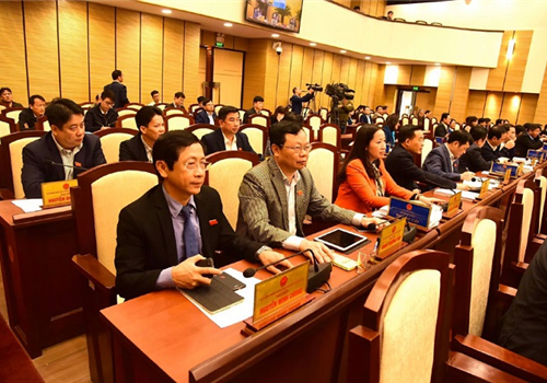 Tiếp tục chương trình kỳ họp thứ 11, buổi sáng, HĐND Thành phố nghe các Phó Chủ tịch UBND Thành phố tiếp thu, giải trình thêm một số vấn đề đại biểu nêu tại thảo luận tổ. Buổi chiều HĐND Thành phố thảo luận và thông qua 6 Nghị quyết với nhiều nội dung quan trọng.