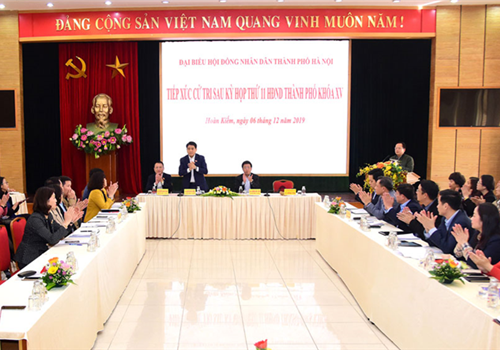 Chiều 6-12, Chủ tịch UBND thành phố Hà Nội Nguyễn Đức Chung cùng  đại biểu HĐND Thành phố tại tổ đại biểu số 2 quận Hoàn kiếm đã có buổi tiếp xúc cử tri sau kỳ họp thứ 11 HĐND Thành phố Khóa 15.