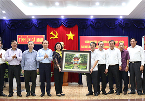 Chiều 9-12, tại tỉnh Cà Mau, Đoàn công tác Ban Thường vụ Thành ủy Hà Nội làm việc với Ban Thường vụ Tỉnh ủy Cà Mau về hợp tác, phát triển giữa thành phố Hà Nội và tỉnh Cà Mau. Đồng chí Ngô Thị Thanh Hằng, Ủy viên Trung ương Đảng, Phó Bí thư Thường trực Thành ủy Hà Nội và đồng chí Dương Thanh Bình, Ủy viên Trung ương Đảng, Bí thư Tỉnh ủy Cà Mau chủ trì Hội nghị.