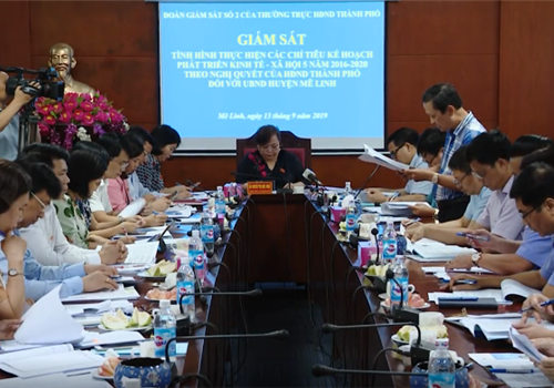 Chiều nay, Phó Bí thư thành uỷ, Chủ tịch HĐND, Trưởng đoàn giám sát của HĐND thành phố Nguyễn Thị Bích Ngọc đã làm việc với huyện Mê Linh về tình hình, kết qủa thực hiện các chỉ tiêu kế hoạch phát triển KTXH 5 năm 2016 – 2020 theo Nghị quyết HĐND thành phố. Cùng dự có Trưởng Ban Tuyên giáo thành uỷ Nguyễn Văn Phong, Trưởng Ban Dân vận thành uỷ Nguyễn Thị Tuyến, Phó Chủ tịch HĐND thành phố Phùng Thị Hồng Hà.
Qua 5 năm triển khai Nghị quyết HĐND thành phố, Mê Linh có nhiều nỗ lực quyết tâm, diện mạo đô thị khang trang, đời sống người dân thay đổi. Quyết tâm thể hiện ở việc đặt ra chỉ tiêu phấn đấu luôn cao hơn chỉ tiêu thành phố giao. 17/20 chỉ tiêu dự báo hoàn thành, đáng kể là kinh tế tăng trưởng trung bình 7,9%, thu ngân sách đầu nhiệm kỳ hơn 400 tỷ, cuối nhiệm kỳ tăng hơn 700 tỷ. Số trường đạt chuẩn tăng hơn 20% so với đầu nhiệm kỳ, tỷ lệ hộ nghèo gần 6% đầu nhiệm kỳ, giờ còn 1,4%. Sự nỗ lực này được Phó Bí thư thành uỷ, Chủ tịch HĐND thành phố thay mặt đoàn giám sát ghi nhận. Đây cũng là cách làm mà BTV thành uỷ tập trung triển khai trong thời gian qua, rà soát từng chỉ tiêu, đưa ra từng giải pháp để hoàn thành cho được các chỉ tiêu đã đặt ra. Tuy nhiên, đồng chí Trưởng đoàn giám sát cũng đề nghị không chủ quan, huyện cần có những giải pháp cụ thể để hoàn thành cho được các chỉ tiêu còn lại, như tỷ lệ trường mầm non đạt chuẩn, tỷ lệ người dân được dùng nước sạch, chuyển dịch cơ cấu kinh tế.
Rec đồng chí Nguyễn Thị Bích Ngọc – Phó Bí thư thảnh uỷ - Chủ tịch HĐND thành phố.
            Đồng chí Nguyễn Thị Bích Ngọc cũng đề nghị Mê Linh căn cư vào quy hoạch chung, xây dựng chỉ tiêu cho nhiệm kỳ tới cần xác thực, tập trung giải quyết các vấn đề bức xúc dân sinh, xử lý đơn thư, giải quyết các vụ việc vẫn chưa giải qyết dứt điểm, không để phát sinh mới, tập trung vào công tác cán bộ,  đồng thời đánh giá lại các mô hình, kiến nghị thành phố ban hành các cơ chế chính sách cho phù hợp, từng bước khắc phục hạn chế, phát huy hiệu quả, đưa Mê Linh ngày càng phát triển.