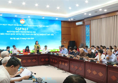 HH: Chiều nay, Ủy ban MTTQ Việt Nam thành phố Hà Nội tổ chức Hội nghị gặp mặt Đoàn đại biểu thành phố Hà Nội đi dự Đại hội đại biểu toàn quốc MTTQ Việt Nam lần thứ IX, nhiệm kỳ 2019 – 2024. Chủ tịch Ủy ban MTTQ Việt Nam TP Hà Nội Nguyễn Lan Hương chủ trì Hội nghị. 
VTR: Theo đó, sẽ có 84 đại biểu Hà Nội dự Đại hội MTTQ Việt Nam lần thứ 9 diễn ra từ ngày 18-20/9/2019; trong đó có 54 đại biểu đương nhiên, 16 đại biểu chỉ định và 14 đại biểu cử. 
Đồng chí Nguyễn Lan Hương cho biết: Ngoài Đại biểu từ khóa trước thì các đại biểu tham dự Đại hội đại biểu toàn quốc MTTQ Việt Nam lần thứ IX, nhiệm kỳ 2019 – 2024 lần này, thành phố Hà Nội đều là những cán bộ có nhiều năm cống hiến và tham gia công tác Mặt trận. Đồng chí tin tưởng vào chất lượng của các Đại biểu tham dự Đại hội. Với số lượng đại biểu đông nhất trong các Đoàn, đồng chí kỳ vọng chất lượng tham gia mọi hoạt động của đại biểu Hà Nội; tham gia vào các chương trình của Đại hội sẽ đảm bảo chất lượng cao; thực hiện tốt trách nhiệm của người đại biểu dự Đại hội MTTQ Việt Nam lần thứ IX, nhiệm kỳ 2019 - 2024./.