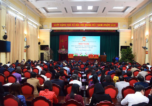 Ngày 10-01, Ban Thường trực Ủy ban Mặt trận Tổ quốc Việt Nam thành phố Hà Nội tổ chức Hội nghị tổng kết công tác mặt trận năm 2019, đề ra chương trình phối hợp và thống nhất hành động năm 2020. Dự Hội nghị có các đồng chí: Nguyễn Đức Chung, Ủy viên Trung ương Đảng, Phó Bí thư Thành ủy, Chủ tịch UBND Thành phố; Phó Chủ tịch Ủy ban Trung ương Mặt trận Tổ quốc Việt Nam Ngô Sách Thực; các Ủy viên Ban Thường vụ Thành ủy: Nguyễn Lan Hương, Phó Chủ tịch Ủy ban Trung ương Mặt trận Tổ quốc Việt Nam không chuyên trách, Chủ tịch Ủy ban Mặt trận Tổ quốc Việt Nam Thành phố; Nguyễn Ngọc Tuấn, Phó Chủ tịch Thường trực HĐND Thành phố.