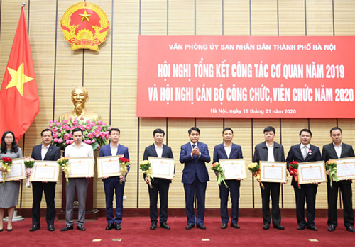 Chiều 11-01, Ủy viên Trung ương Đảng, Phó Bí thư Thành ủy, Chủ tịch UBND thành phố Hà Nội Nguyễn Đức Chung dự và chỉ đạo Hội nghị tổng kết công tác năm 2019 và hội nghị cán bộ công chức, viên chức năm 2020 của Văn phòng UBND Thành phố.
