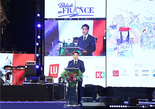 Tối 10-01, Lễ hội ẩm thực Pháp “Balade en France” (tạm dịch là "Dạo quanh nước Pháp") đã khai mạc tại khu vực Vườn hoa Lý Thái Tổ. Đây là chương trình đặc biệt do UBND thành phố Hà Nội phối hợp với Đại sứ quán Pháp tại Việt Nam đồng tổ chức. Ủy viên Trung ương Đảng, Phó Bí thư Thành ủy, Chủ tịch UBND thành phố Hà Nội Nguyễn Đức Chung  dự Lễ khai mạc. 