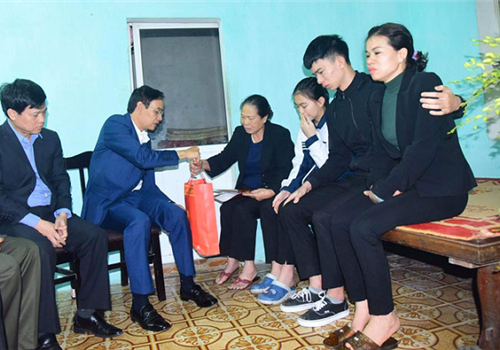 Sáng 11-01, đồng chí Đào Đức Toàn, Phó Bí thư Thành ủy Hà Nội dẫn đầu đoàn công tác thành phố đã đến thăm hỏi, động viên gia đình 3 cán bộ, chiến sĩ công an hy sinh khi thực thi nhiệm vụ giữ gìn an ninh trật tự tại xã Đồng Tâm, huyện Mỹ Đức.