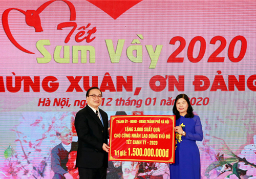Sáng 12-01, tại Cung Văn hóa Lao động hữu nghị Việt-Xô (Thủ đô Hà Nội), Liên đoàn Lao động thành phố Hà Nội tổ chức chương trình Tết Sum vầy 2020 mừng Xuân, ơn Đảng với sự tham gia của 700 đoàn viên công đoàn, người lao động Thủ đô. Tới dự và chung vui với công nhân, lao động Thủ đô có các đồng chí: Hoàng Trung Hải, Ủy viên Bộ Chính trị, Bí thư Thành ủy, Trưởng đoàn đại biểu Quốc hội thành phố Hà Nội; Nguyễn Đình Khang, Ủy viên Trung ương Đảng, Chủ tịch Tổng Liên đoàn Lao động Việt Nam; Nguyễn Thị Tuyến, Ủy viên Ban Thường vụ Thành ủy, Trưởng ban Dân vận Thành ủy; Ngô Văn Quý, Phó Chủ tịch UBND Thành phố.