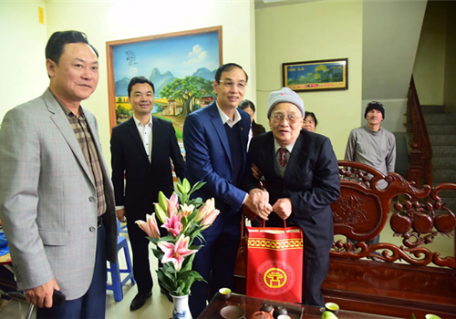 Nhân dịp Tết Nguyên đán Canh Tý 2020, sáng 13/1,  đồng chí Đào Đức Toàn, Phó Bí thư Thành ủy Hà Nội đã đến thăm, chúc Tết các gia đình chính sách, điển hình tiên tiến người tốt việc tốt tiêu biểu của huyện Gia Lâm.