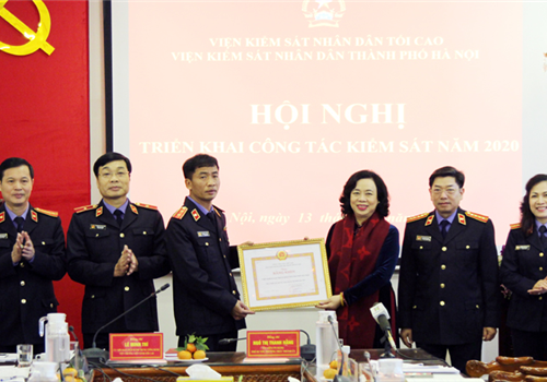 Sáng 13-01, Viện Kiểm sát nhân dân thành phố Hà Nội tổ chức Hội nghị trực tuyến triển khai công tác kiểm sát năm 2020. Đồng chí Lê Minh Trí, Ủy viên Trung ương Đảng, Viện trưởng Viện Kiểm sát nhân dân tối cao và đồng chí Ngô Thị Thanh Hằng, Ủy viên Trung ương Đảng, Phó Bí thư Thường trực Thành ủy, Trưởng Ban Chỉ đạo Cải cách tư pháp Thành ủy dự, chỉ đạo Hội nghị.