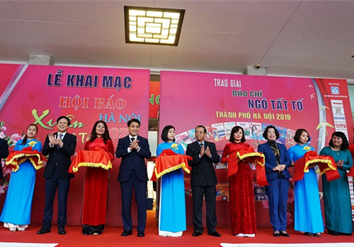 Sáng 13-01, Hội Nhà báo thành phố Hà Nội phối hợp với Ban Thi đua khen thưởng thành phố tổ chức trao Giải thưởng báo chí Ngô Tất Tố thành phố Hà Nội năm 2019 và Khai mạc Hội báo Xuân Canh Tý - Hà Nội 2020. Tới dự và chung vui với những người làm báo Thủ đô có các đồng chí: Ngô Thị Thanh Hằng, Ủy viên Trung ương Đảng, Phó Bí thư Thường trực Thành ủy Hà Nội; Nguyễn Đức Chung, Ủy viên Trung ương Đảng, Phó Bí thư Thành ủy, Chủ tịch UBND thành phố Hà Nội; Hồ Quang Lợi, Phó Chủ tịch Thường trực Hội Nhà báo Việt Nam; lãnh đạo các sở, ban, ngành của Thành phố...