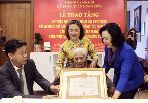 Chiều 14-01, Ủy viên Trung ương Đảng, Phó Bí thư Thường trực Thành ủy Hà Nội Ngô Thị Thanh Hằng đã đến nhà riêng trao tặng Huy hiệu 80 năm tuổi Đảng cho đảng viên lão thành Nguyễn Thị Phúc Hằng.