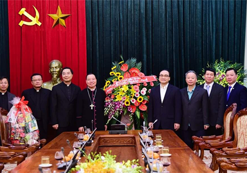 Chiều 15-01, đồng chí Hoàng Trung Hải, Ủy viên Bộ Chính trị, Bí thư Thành ủy, Trưởng đoàn đại biểu Quốc hội thành phố Hà Nội đã tiếp Tổng Giám mục Tổng Giáo phận Hà Nội Giuse Vũ Văn Thiên thay mặt Tòa Tổng Giám mục Hà Nội đến thăm, chúc mừng Đảng bộ Thành phố nhân dịp chuẩn bị đón Tết Nguyên đán Canh Tý năm 2020. 