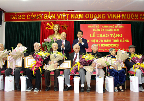 Chiều 15-01, Ủy viên Trung ương Đảng, Phó Bí thư Thành ủy, Chủ tịch UBND thành phố Hà Nội Nguyễn Đức Chung đã dự Lễ trao tặng Huy hiệu 70 năm tuổi Đảng đợt 3-2-2020 cho các đảng viên lão thành thuộc Đảng bộ quận Hoàng Mai.

