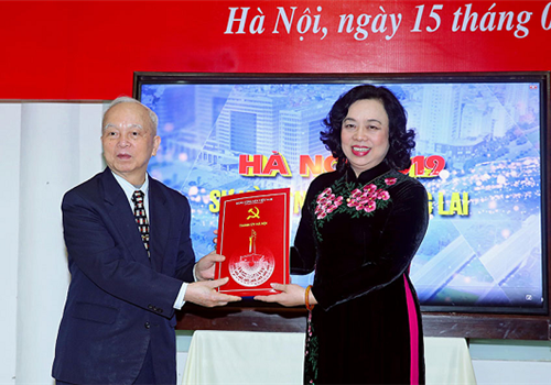 Chiều 15-01, Ủy viên Trung ương Đảng, Phó Bí thư Thường trực Thành ủy Hà Nội Ngô Thị Thanh Hằng đã tới thăm, chúc Tết Câu lạc bộ Thăng Long. Cùng dự có các đồng chí Ủy viên Ban Thường vụ Thành ủy: Trưởng ban Tuyên giáo Thành ủy Nguyễn Văn Phong, Phó Chủ tịch Thường trực HĐND thành phố Nguyễn Ngọc Tuấn; đại diện các sở, ban, ngành thành phố Hà Nội. Về phía Câu lạc bộ Thăng Long có đồng chí Vũ Oanh, nguyên Ủy viên Bộ Chính trị, nguyên Trưởng ban Dân vận Trung ương, nguyên Bí thư Tỉnh ủy Hà Đông, Chủ nhiệm Câu lạc bộ Thăng Long và các đại biểu đại diện cho hơn 1.000 hội viên của câu lạc bộ.
