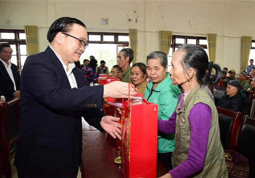 Chiều 16-01, tại xã Tản Lĩnh, huyện Ba Vì, đồng chí Hoàng Trung Hải, Ủy viên Bộ Chính trị, Bí thư Thành ủy, Trưởng đoàn đại biểu Quốc hội thành phố Hà Nội đã tặng quà Tết cho 183 hộ nghèo là đồng bào dân tộc thiểu số tại 7 xã miền núi của huyện Ba Vì