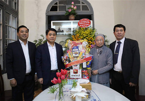 Chiều 17-01, nhân dịp Xuân Canh Tý năm 2020, Ủy viên Trung ương Đảng, Phó Bí thư Thành ủy, Chủ tịch UBND thành phố Hà Nội Nguyễn Đức Chung đã đến thăm, chúc Tết các nữ tu sĩ nhà thờ Dòng Thánh Phaolo (Hoàn Kiếm, Hà Nội) và tặng quà Tết cho 30 gia đình có hoàn cảnh khó khăn.