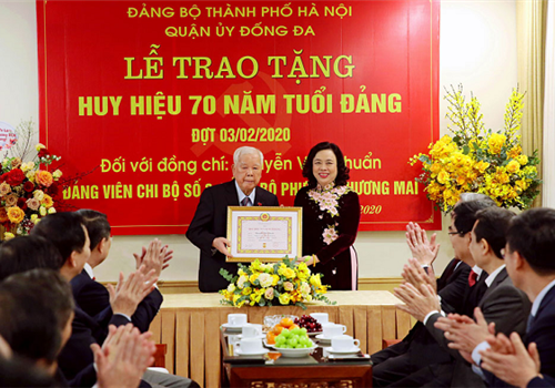 Chiều 17-01, Ủy viên Trung ương Đảng, Phó Bí thư Thường trực Thành ủy Hà Nội Ngô Thị Thanh Hằng đã đến nhà riêng trao tặng Huy hiệu 70 năm tuổi Đảng cho đảng viên lão thành Nguyễn Văn Chuẩn. Tham dự buổi Lễ có Ủy viên Bộ Chính trị, Bí thư Trung ương Đảng, Trưởng ban Kinh tế Trung ương Nguyễn Văn Bình; các đồng chí Ủy viên Trung ương Đảng: Phó Trưởng ban Thường trực Ban Kinh tế Trung ương Cao Đức Phát, Thống đốc Ngân hàng Nhà nước Việt Nam Lê Minh Hưng.
