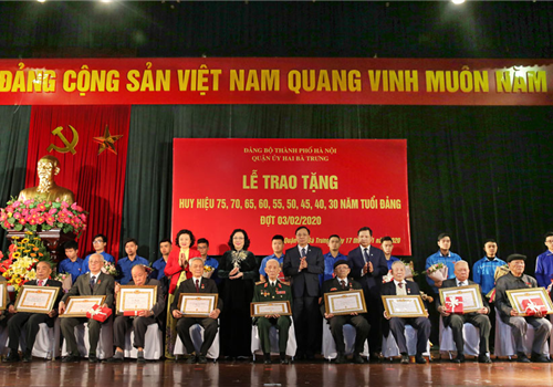 Sáng 17-01, Quận ủy Hai Bà Trưng trang trọng tổ chức Lễ trao tặng Huy hiệu Đảng đợt 23-02 cho 492 đảng viên thuộc Đảng bộ Quận. Đồng chí Ngô Thị Thanh Hằng, Ủy viên Trung ương Đảng, Phó Bí thư Thường trực Thành ủy tới dự và trao Huy hiệu 75 năm, 70 năm tuổi Đảng cho các đảng viên lão thành.