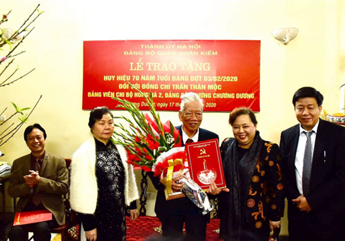 Sáng 17-01, Phó Bí thư Thành uỷ, Chủ tịch HĐND Thành phố Nguyễn Thị Bích Ngọc đã dự Lễ trao tặng Huy hiệu 70 năm tuổi Đảng đối với đồng chí Trần Thân Mộc tại nhà riêng và dự Lễ trao Huy hiệu Đảng đợt 03-02 tại Đảng bộ quận Hoàn Kiếm.
