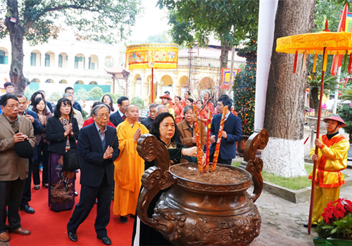 Nhân dịp Tết Nguyên đán Canh Tý, sáng 17-01, tại Khu Di sản Hoàng Thành Thăng Long, Trung tâm Bảo tồn Di sản Thăng Long - Hà Nội đã tổ chức buổi thực hành nghi lễ "Tống cựu nghinh Tân".  Đồng chí Ngô Thị Thanh Hằng, Uỷ viên Trung ương Đảng, Phó Bí thư thường trực Thành uỷ  và các đại biểu đã  tham dự Lễ dựng cây nêu tại sân Đoan Môn, thả cá chép trên dòng sông cổ thuộc khu khảo cổ 18 Hoàng Diệu.  