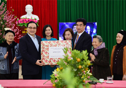Sáng 17-01, đồng chí Hoàng Trung Hải, Ủy viên Bộ Chính trị, Bí thư Thành ủy, Trưởng đoàn đại biểu Quốc hội thành phố Hà Nội đã đến thăm, tặng quà tại Trung tâm Nuôi dưỡng và Điều dưỡng người có công số 2 Hà Nội (xã Viên An, huyện Ứng Hòa) nhân dịp đón Tết Nguyên đán Canh Tý năm 2020.