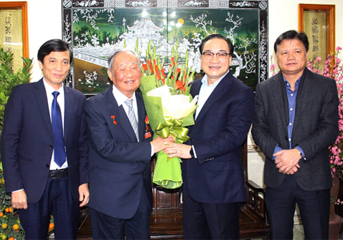 Sáng 18-01, nhân dịp đón Tết Nguyên đán Canh Tý năm 2020, đồng chí Hoàng Trung Hải, Ủy viên Bộ Chính trị, Bí thư Thành ủy, Trưởng đoàn đại biểu Quốc hội thành phố Hà Nội đã đến thăm, chúc Tết các đồng chí nguyên Bí thư Thành ủy Hà Nội, nguyên Bí thư Tỉnh ủy Hà Đông. Cùng đi có Ủy viên Ban Thường vụ Thành ủy, Trưởng ban Tổ chức Thành ủy Vũ Đức Bảo.