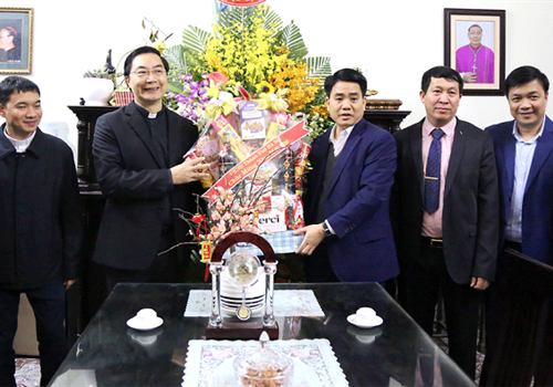 Chiều 20-01, nhân dịp Tết Nguyên đán Canh Tý năm 2020, Ủy viên Trung ương Đảng, Phó Bí thư Thành ủy, Chủ tịch UBND thành phố Hà Nội Nguyễn Đức Chung đã tới thăm, chúc Tết Giáo xứ Chính tòa Hà Nội (quận Hoàn Kiếm) và tặng quà cho 60 gia đình giáo dân, Nhân dân có hoàn cảnh khó khăn tại địa phương.