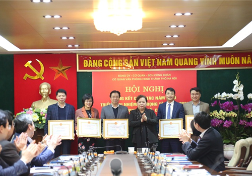 Sáng 20-01, Đảng uỷ cơ quan, Ban Chấp hành công đoàn cơ quan Văn phòng HĐND Thành phố tổ chức Hội nghị tổng kết công tác năm 2019, triển khai nhiệm vụ trọng tâm năm 2020. Phó Bí thư thành uỷ, Chủ tịch HĐND Thành phố Nguyễn Thị Bích Ngọc chủ trì Hội nghị.