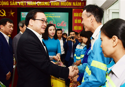 Sáng 24-1 (tức 30 Tết), nhân dịp đón Tết Nguyên đán Canh Tý 2020, đồng chí Hoàng Trung Hải, Ủy viên Bộ Chính trị, Bí thư Thành ủy, Trưởng đoàn đại biểu Quốc hội thành phố Hà Nội dẫn đầu đoàn công tác của Thành phố đến thăm, động viên, chúc Tết cán bộ, công nhân viên, lao động tại Trung tâm Cấp cứu 115 Hà Nội và Công ty TNHH một thành viên Môi trường đô thị Hà Nội. Tham gia Đoàn có các Ủy viên Ban Thường vụ Thành ủy: Trưởng ban Dân vận Thành ủy Nguyễn Thị Tuyến, Phó Chủ tịch Thường trực HĐND Thành phố Nguyễn Ngọc Tuấn; Phó Chủ tịch UBND Thành phố Ngô Văn Quý; lãnh đạo một số sở, ban, ngành và Ủy ban Mặt trận Tổ quốc Việt Nam thành phố Hà Nội.