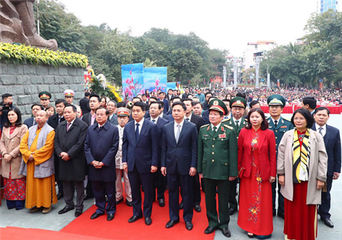 Sáng nay, 29-01 (tức ngày mùng 5 tháng Giêng năm Canh Tý), Quận ủy, HĐND, UBND quận Đống Đa (Hà Nội) long trọng tổ chức Lễ hội kỷ niệm 231 năm chiến thắng Ngọc Hồi - Đống Đa tại Công viên văn hóa Đống Đa. Dự Lễ hội kỷ niệm có các đồng chí: Phạm Quang Nghị, nguyên Ủy viên Bộ Chính trị, nguyên Bí thư Thành ủy Hà Nội; Nguyễn Đức Chung, Ủy viên Trung ương Đảng, Phó Bí thư Thành ủy, Chủ tịch UBND thành phố Hà Nội; Nguyễn Huy Hiệu, nguyên Thứ trưởng Bộ Quốc phòng; cùng các đồng chí Ủy viên Ban Thường vụ Thành ủy: Nguyễn Văn Phong, Trưởng ban Tuyên giáo Thành ủy, Nguyễn Thị Tuyến, Trưởng ban Dân vận Thành ủy; lãnh đạo các ngành, đoàn thể Thành phố, quận Đống Đa; đông đảo nhân dân Thủ đô và cả nước.
