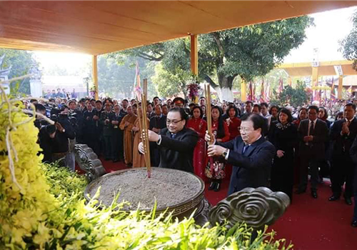 Sáng nay, 30-1 (tức mùng 6 tháng Giêng năm Canh Tý), Thành ủy, HĐND, UBND, Ủy ban Mặt trận Tổ quốc Việt Nam thành phố Hà Nội long trọng tổ chức Lễ kỷ niệm 1980 năm khởi nghĩa Hai Bà Trưng tại Khu di tích quốc gia đặc biệt đền Hai Bà Trưng, xã Mê Linh, huyện Mê Linh. Dự Lễ kỷ niệm có Ủy viên Bộ Chính trị, Bí thư Thành ủy Hà Nội, Trưởng đoàn đại biểu Quốc hội thành phố Hà Nội Hoàng Trung Hải; nguyên Ủy viên Bộ Chính trị, nguyên Bí thư Thành ủy Hà Nội Phạm Quang Nghị; nguyên Ủy viên Bộ Chính trị, nguyên Bộ trưởng Bộ Quốc phòng, Đại tướng Phùng Quang Thanh; các Ủy viên Trung ương Đảng: Phó Chủ tịch nước Đặng Thị Ngọc Thịnh, Phó Thủ tướng Chính phủ Trịnh Đình Dũng, Chủ tịch Hội Liên hiệp phụ nữ Việt Nam Nguyễn Thị Thu Hà, Chủ nhiệm Văn phòng Chủ tịch nước Đào Việt Trung, Phó Bí thư Thường trực Thành ủy Hà Nội Ngô Thị Thanh Hằng; các đồng chí Ủy viên Ban Thường vụ Thành ủy Hà Nội; đại biểu lãnh đạo HĐND, UBND thành phố, các sở, ban, ngành thành phố Hà Nội; lãnh đạo tỉnh Vĩnh Phúc, huyện Mê Linh cùng đông đảo Nhân dân.


