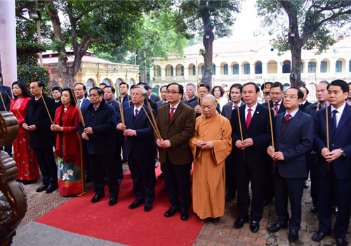 Sáng 28-1 (ngày mùng 4 tháng Giêng năm Canh Tý), các đồng chí lãnh đạo Đảng, Nhà nước và thành phố Hà Nội đã tổ chức lễ dâng hương tưởng nhớ các bậc tiên đế, hiền tài có công với nước, chúc Tết Nhân dân và trồng cây lưu niệm tại Khu di sản văn hóa thế giới Hoàng thành Thăng Long. Dự buổi Lễ, đại biểu Trung ương có các đồng chí: Trần Quốc Vượng, Ủy viên Bộ Chính trị, Thường trực Ban Bí thư; Phạm Minh Chính, Ủy viên Bộ Chính trị, Bí thư Trung ương Đảng, Trưởng ban Tổ chức Trung ương; Nguyễn Văn Nên, Bí thư Trung ương Đảng, Chánh Văn phòng Trung ương Đảng; lãnh đạo các bộ, ban, ngành Trung ương. Đại biểu thành phố Hà Nội có các đồng chí: Hoàng Trung Hải, Ủy viên Bộ Chính trị, Bí thư Thành ủy, Trưởng đoàn đại biểu Quốc hội Thành phố; Ngô Thị Thanh Hằng, Ủy viên Trung ương Đảng, Phó Bí thư Thường trực Thành ủy; Nguyễn Đức Chung, Ủy viên Trung ương Đảng, Phó Bí thư Thành ủy, Chủ tịch UBND Thành phố; Nguyễn Thị Bích Ngọc, Phó Bí thư Thành ủy, Chủ tịch HĐND Thành phố; Đào Đức Toàn, Phó Bí thư Thành ủy; các đồng chí Ủy viên Ban Thường vụ Thành ủy; lãnh đạo HĐND, UBND, Ủy ban MTTQ, các sở, ban, ngành Thành phố.