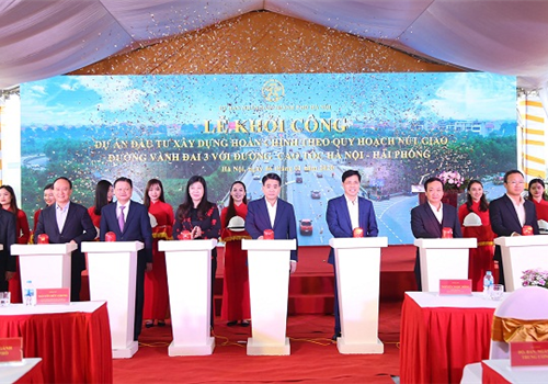Sáng 06-01, Ban Quản lý dự án Đầu tư xây dựng công trình giao thông thành phố Hà Nội đã tổ chức Lễ khởi công dự án đầu tư xây dựng hoàn chỉnh theo quy hoạch nút giao đường Vành đai 3 với đường ô tô cao tốc Hà Nội - Hải Phòng. Đến dự có các đồng chí: Nguyễn Đức Chung, Ủy viên Trung ương Đảng, Phó Bí thư Thành ủy, Chủ tịch UBND thành phố Hà Nội; Nguyễn Ngọc Đông, Thứ trưởng Bộ Giao thông Vận tải; Nguyễn Lan Hương, Ủy viên Ban Thường vụ Thành ủy, Phó Chủ tịch Ủy ban Trung ương MTTQ Việt Nam không chuyên trách, Chủ tịch Ủy ban MTTQ Việt Nam thành phố; Vũ Đức Bảo, Ủy viên Ban Thường vụ Thành ủy, Trưởng ban Tổ chức Thành ủy; Nguyễn Ngọc Tuấn, Ủy viên Ban Thường vụ Thành ủy, Phó Chủ tịch Thường trực HĐND Thành phố; Nguyễn Thế Hùng, Phó Chủ tịch UBND Thành phố; cùng đại diện các bộ, ngành...

