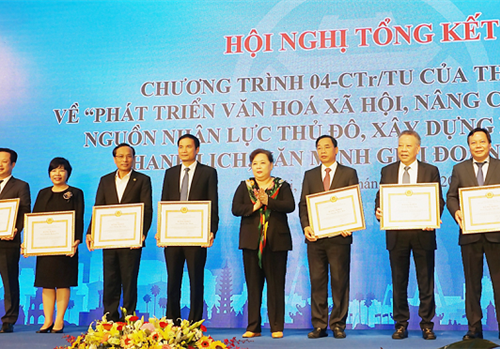 Sáng 06-01, tại Bảo tàng Hà Nội, Ban Chỉ đạo Chương trình số 04-CTr/TU, ngày 26-4-2016 của Thành ủy về “Phát triển văn hóa - xã hội, nâng cao chất lượng nguồn nhân lực Thủ đô, xây dựng người Hà Nội thanh lịch, văn minh giai đoạn 2016-2020” đã tổ chức Hội nghị đánh giá kết quả thực hiện Chương trình trong 4 năm qua; đề ra phương hướng, nhiệm vụ năm 2020. Tới dự Hội nghị có các đồng chí: Nguyễn Đức Chung, Ủy viên Trung ương Đảng, Phó Bí thư Thành ủy, Chủ tịch UBND thành phố Hà Nội; Nguyễn Thị Bích Ngọc, Phó Bí thư Thành ủy, Chủ tịch HĐND Thành phố, Trưởng ban Chỉ đạo Chương trình số 04-CTr/TU; Đào Đức Toàn, Phó Bí thư Thành ủy; Nguyễn Lan Hương, Ủy viên Ban Thường vụ Thành ủy, Phó Chủ tịch Ủy ban Trung ương MTTQ Việt Nam không chuyên trách, Chủ tịch Ủy ban MTTQ Việt Nam Thành phố; Nguyễn Văn Phong, Ủy viên Ban Thường vụ Thành ủy, Trưởng ban Tuyên giáo Thành ủy; Ngô Văn Quý, Phó Chủ tịch UBND Thành phố, Phó Trưởng ban Thường trực Ban Chỉ đạo Chương trình số 04-CTr/TU.