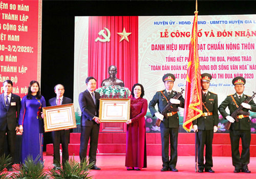 Sáng 7-1-2020, huyện Gia Lâm tổ chức Lễ công bố và đón nhận danh hiệu huyện đạt chuẩn nông thôn mới; tổng kết phong trào thi đua, phong trào “Toàn dân đoàn kết xây dựng đời sống văn hóa” năm 2019 và phát động phong trào thi đua năm 2020. Tới dự có các đồng chí: Phạm Quang Nghị, nguyên Ủy viên Bộ Chính trị, nguyên Bí thư Thành ủy Hà Nội; Ngô Thị Thanh Hằng, Ủy viên Trung ương Đảng, Phó Bí thư Thường trực Thành ủy, Trưởng ban Chỉ đạo Chương trình số 02-CTr/TU của Thành ủy Hà Nội về “Phát triển nông nghiệp, xây dựng nông thôn mới, nâng cao đời sống nông dân giai đoạn 2016-2020”; Nguyễn Công Soái, nguyên Phó Bí thư Thường trực Thành ủy; Nguyễn Văn Sửu, Ủy viên Ban Thường vụ, Phó Chủ tịch Thường trực UBND Thành phố; Phùng Thị Hồng Hà, Phó Chủ tịch HĐND Thành phố...
