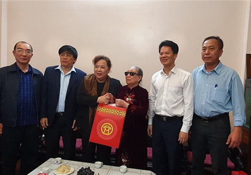 Chiều 7-1-2020, Phó Bí thư Thành ủy, Chủ tịch HĐND thành phố Hà Nội Nguyễn Thị Bích Ngọc đã đến thăm, tặng quà, chúc Tết các gia đình chính sách trên địa bàn quận Hà Đông. Cùng dự có đại diện lãnh đạo một số sở, ngành của thành phố và Quận ủy, HĐND, UBND quận Hà Đông.
