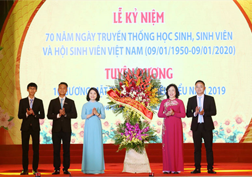 Tối 07-01, tại Vườn hoa Lý Thái Tổ, Thành đoàn, Hội Sinh viên Việt Nam thành phố Hà Nội tổ chức Lễ kỷ niệm 70 năm Ngày truyền thống học sinh - sinh viên và Hội Sinh viên Việt Nam (9/1/1950-9/1/2020); tổng kết công tác Đoàn và phong trào thanh, thiếu nhi Thủ đô năm 2019; tuyên dương 10 gương mặt trẻ tiêu biểu Thủ đô năm 2019. Tới dự Lễ kỷ niệm có: Ủy viên Trung ương Đảng, Phó Bí thư Thường trực Thành ủy Hà Nội Ngô Thị Thanh Hằng; nguyên Ủy viên Trung ương Đảng, nguyên Bộ trưởng Bộ Nội vụ, nguyên Phó Bí thư Thành ủy, nguyên Chủ tịch HĐND thành phố Hà Nội Trần Văn Tuấn; nguyên Ủy viên Trung ương Đảng, nguyên Phó Trưởng ban Dân vận Trung ương, nguyên Phó Bí thư Thành ủy, nguyên Chủ tịch HĐND thành phố Hà Nội Ngô Thị Doãn Thanh. Cùng dự có các Ủy viên Ban Thường vụ Thành ủy: Phó Chủ tịch Ủy ban Trung ương MTTQ Việt Nam không chuyên trách, Chủ tịch Ủy ban MTTQ Việt Nam Thành phố Nguyễn Lan Hương, Trưởng ban Tuyên giáo Thành ủy Nguyễn Văn Phong; Bí thư Trung ương Đoàn, Chủ tịch Trung ương Hội Liên hiệp thanh niên Việt Nam Nguyễn Anh Tuấn; Phó Chủ tịch HĐND Thành phố Phùng Thị Hồng Hà; Phó Chủ tịch UBND Thành phố Ngô Văn Quý; đại diện lãnh đạo các cơ quan Trung ương, hội viên Hội Sinh viên Việt Nam thành phố Hà Nội các thời kỳ và đông đảo đoàn viên, thanh niên Thủ đô.