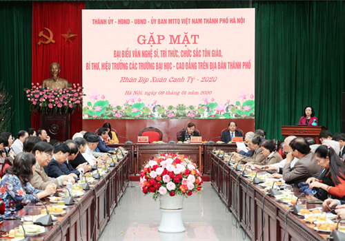 Ngày 09-01, Thành ủy, HĐND, UBND, Ủy ban MTTQ Việt Nam thành phố Hà Nội tổ chức gặp mặt các đại biểu văn nghệ sĩ, trí thức, chức sắc tôn giáo; bí thư, hiệu trưởng các trường đại học, cao đẳng trên địa bàn thành phố nhân dịp Xuân Canh Tý 2020. Dự buổi gặp mặt có các đồng chí: Ngô Thị Thanh Hằng, Ủy viên Trung ương Đảng, Phó Bí thư Thường trực Thành ủy Hà Nội; Nguyễn Thị Bích Ngọc, Phó Bí thư Thành ủy, Chủ tịch HĐND Thành phố; Nguyễn Lan Hương, Ủy viên Ban Thường vụ Thành ủy, Phó Chủ tịch Ủy ban Trung ương MTTQ Việt Nam không chuyên trách, Chủ tịch Ủy ban MTTQ Việt Nam Thành phố; Nguyễn Văn Phong, Ủy viên Ban Thường vụ Thành ủy, Trưởng ban Tuyên giáo Thành ủy; Nguyễn Doãn Toản, Phó Chủ tịch UBND Thành phố.
