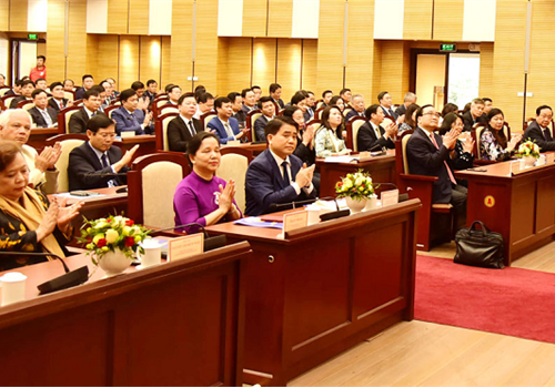 Ngày 09-01, UBND thành phố Hà Nội đã tổ chức Hội nghị tổng kết phong trào thi đua năm 2019 và phát động phong trào thi đua năm 2020; triển khai Nghị quyết số 01/NQ-CP, ngày 1-1-2020 của Chính phủ về nhiệm vụ, giải pháp chủ yếu thực hiện Kế hoạch phát triển kinh tế - xã hội và dự toán ngân sách Nhà nước năm 2020. Ủy viên Bộ Chính trị, Bí thư Thành ủy, Trưởng đoàn đại biểu Quốc hội thành phố Hà Nội Hoàng Trung Hải; Ủy viên Trung ương Đảng, Phó Chủ tịch nước Đặng Thị Ngọc Thịnh, Phó Chủ tịch thứ nhất Hội đồng Thi đua - Khen thưởng Trung ương; Ủy viên Trung ương Đảng, Phó Bí thư Thành ủy, Chủ tịch UBND Thành phố, Chủ tịch Hội đồng Thi đua - Khen thưởng Thành phố Nguyễn Đức Chung; Phó Bí thư Thành ủy, Chủ tịch HĐND Thành phố Nguyễn Thị Bích Ngọc; Thứ trưởng Bộ Nội vụ Trần Thị Hà, Phó Chủ tịch Thường trực Hội đồng Thi đua - Khen thưởng Trung ương, Trưởng ban Thi đua - Khen thưởng Trung ương; các đồng chí Ủy viên Ban Thường vụ Thành ủy; lãnh đạo các ban Đảng Thành ủy; lãnh đạo HĐND, UBND thành phố… dự Hội nghị. 