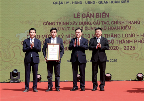 Sáng 10-10, Quận ủy, HĐND, UBND quận Hoàn Kiếm tổ chức Lễ gắn biển công trình xây dựng, cải tạo, chỉnh trang khu vực xung quanh hồ Hoàn Kiếm chào mừng kỷ niệm 1010 năm Thăng Long - Hà Nội và Đại hội đại biểu lần thứ XVII Đảng bộ thành phố Hà Nội (nhiệm kỳ 2020-2025). Dự buổi Lễ có Ủy viên Bộ Chính trị, Bí thư Thành ủy, Trưởng đoàn đại biểu Quốc hội thành phố Hà Nội Vương Đình Huệ; Ủy viên Trung ương Đảng, Phó Bí thư Thường trực Thành ủy Ngô Thị Thanh Hằng; Ủy viên Trung ương Đảng, Phó Bí thư Thành ủy, Chủ tịch UBND Thành phố Chu Ngọc Anh; Phó Bí thư Thành ủy Đào Đức Toàn; Ủy viên Ban Thường vụ Thành ủy, Chủ tịch Ủy ban MTTQ Việt Nam Thành phố Nguyễn Lan Hương; Ủy viên Ban Thường vụ Thành ủy, Phó Chủ tịch Thường trực HĐND Thành phố Nguyễn Ngọc Tuấn.