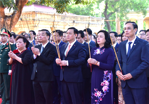 Sáng 10-10, nhân kỷ niệm 1010 năm Thăng Long - Hà Nội, Đoàn đại biểu Thành ủy - HĐND - UBND - Ủy ban Mặt trận Tổ quốc Việt Nam thành phố Hà Nội đã dâng hương tưởng nhớ các vị liệt tổ, liệt tông tại điện Kính Thiên trong Hoàng thành Thăng Long, Tượng đài vua Lý Thái Tổ, đền Ngọc Sơn, Tượng đài vua Lê Thái Tổ (Di tích lịch sử văn hóa đình Nam Hương). Tham gia đoàn có các đồng chí: Ủy viên Bộ Chính trị, Bí thư Thành ủy, Trưởng đoàn đại biểu Quốc hội thành phố Vương Đình Huệ; Ủy viên Trung ương Đảng, Phó Bí thư Thường trực Thành ủy Ngô Thị Thanh Hằng; Ủy viên Trung ương Đảng, Phó Bí thư Thành ủy, Chủ tịch UBND Thành phố Chu Ngọc Anh; Phó Bí thư Thành ủy, Chủ tịch HĐND Thành phố Nguyễn Thị Bích Ngọc; Phó Bí thư Thành ủy Đào Đức Toàn; các Ủy viên Ban Thường vụ Thành ủy, các Thành ủy viên; lãnh đạo một số sở, ban, ngành thành phố Hà Nội. 