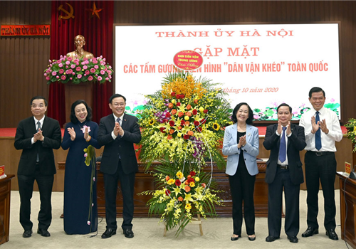 Sáng 10-10, Thành ủy Hà Nội đã tổ chức gặp mặt thân mật các tấm gương điển hình “Dân vận khéo” toàn quốc. Chủ trì buổi gặp mặt có Ủy viên Bộ chính trị, Bí thư Trung ương Đảng, Trưởng ban Dân vận Trung ương Trương Thị Mai; Ủy viên Bộ Chính trị, Bí thư Thành ủy, Trưởng đoàn đại biểu Quốc hội thành phố Hà Nội Vương Đình Huệ. Đại biểu Ban Dân vận Trung ương dự buổi gặp mặt có các đồng chí Ủy viên Trung ương Đảng: Điểu K'Ré - Phó Trưởng ban Thường trực Ban Dân vận Trung ương, Nguyễn Hồng Lĩnh, Phó Trưởng ban Dân vận Trung ương; các đồng chí Phó Trưởng ban Dân vận Trung ương: Nguyễn Lam, Nguyễn Phước Lộc, Bùi Tuấn Quang, Đỗ Văn Phớn. Đại biểu thành phố Hà Nội dự buổi gặp mặt có các đồng chí Ủy viên Trung ương Đảng: Ngô Thị Thanh Hằng, Phó Bí thư Thường trực Thành ủy, Chu Ngọc Anh, Phó Bí thư Thành ủy, Chủ tịch UBND Thành phố; các đồng chí Ủy viên Ban Thường vụ Thành ủy: Chủ nhiệm Ủy ban Kiểm tra Thành ủy Hoàng Trọng Quyết, Trưởng ban Tuyên giáo Thành ủy Nguyễn Văn Phong, Trưởng ban Dân vận Thành ủy Nguyễn Thị Tuyến, Phó Chủ tịch Thường trực HĐND Thành phố Nguyễn Ngọc Tuấn.