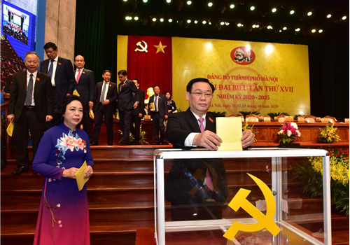 Sáng 13-10, Đại hội đại biểu lần thứ XVII (nhiệm kỳ 2020-2025) Đảng bộ thành phố tiến hành bầu Đoàn đại biểu dự Đại hội lần thứ XIII của Đảng. 