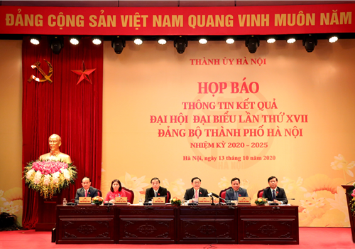 Cuối giờ chiều nay (13-10), ngay sau phiên bế mạc Đại hội đại biểu lần thứ XVII Đảng bộ thành phố Hà Nội, nhiệm kỳ 2020-2025, buổi họp báo thông tin kết quả của Đại hội đã diễn ra tại Trung tâm Báo chí phục vụ Đại hội. Các đồng chí Thường trực Thành ủy khóa XVII và thành viên Trung tâm Báo chí tham gia họp báo.