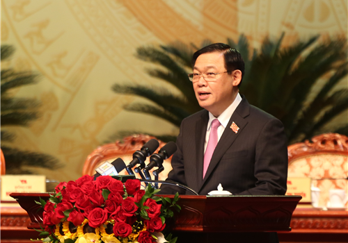 Sáng 13-10, Đại hội đại biểu lần thứ XVII (nhiệm kỳ 2020-2025) Đảng bộ thành phố Hà Nội tiếp tục làm việc tại Hội trường Cung Văn hóa lao động hữu nghị Việt - Xô. Mở đầu phiên làm việc, Đại hội đã nghe Ủy viên Trung ương Đảng, Phó Bí thư Thành ủy, Chủ tịch UBND thành phố Hà Nội Chu Ngọc Anh báo cáo kết quả Hội nghị lần thứ nhất Ban Chấp hành Đảng bộ thành phố Hà Nội khóa XVII. Tại Hội nghị lần thứ nhất Ban Chấp hành Đảng bộ thành phố Hà Nội khóa XVII được tiến hành vào chiều tối qua, Ban Chấp hành Đảng bộ thành phố đã bầu Ban Thường vụ Thành ủy, Bí thư Thành ủy, các Phó Bí thư Thành ủy, Ủy ban Kiểm tra Thành ủy và Chủ nhiệm Ủy ban Kiểm tra Thành ủy. Đồng chí Vương Đình Huệ, Ủy viên Bộ Chính trị, Bí thư Thành ủy Hà Nội (khóa XVI) đã được bầu giữ chức Bí thư Thành ủy Hà Nội khóa XVII với số phiếu tuyệt đối 71/71 (100%).