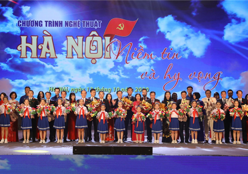 Tối 13-10, tại Cung Thể thao Quần Ngựa, Thành ủy, HĐND, UBND, Ủy ban Mặt trận Tổ quốc Việt Nam thành phố Hà Nội trang trọng tổ chức chương trình chào mừng thành công Đại hội đại biểu lần thứ XVII (nhiệm kỳ 2020-2025) Đảng bộ thành phố Hà Nội.
