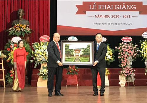 Sáng 15-10, đồng chí Chu Ngọc Anh, Ủy viên Trung ương Đảng, Phó Bí thư Thành ủy, Chủ tịch UBND thành phố Hà Nội dự Lễ khai giảng năm học 2020-2021 của Trường Đại học Bách khoa Hà Nội. Cùng dự buổi lễ có Thứ trưởng Bộ Giáo dục và Đào tạo Hoàng Minh Sơn. 