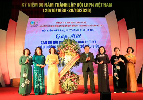 Sáng 17-10, Hội Liên hiệp phụ nữ thành phố Hà Nội tổ chức gặp mặt cán bộ Hội phụ nữ qua các thời kỳ, biểu dương cán bộ Hội và phụ nữ Thủ đô tiêu biểu, chào mừng kỷ niệm 90 năm Ngày thành lập Hội Liên hiệp phụ nữ Việt Nam (20/10/1930 - 20/10/2020) và Ngày Phụ nữ Việt Nam (20-10). Dự Lễ kỷ niệm có các đồng chí: Ngô Thị Thanh Hằng, Ủy viên Trung ương Đảng, nguyên Phó Bí thư Thường trực Thành ủy Hà Nội; Nguyễn Thị Bích Ngọc, nguyên Phó Bí thư Thành ủy, Chủ tịch HĐND thành phố Hà Nội; Nguyễn Văn Phong, Phó Bí thư Thành ủy, Trưởng ban Tuyên giáo Thành ủy Hà Nội; Hoàng Thị Ái Nhiên, Phó Chủ tịch Thường trực Trung ương Hội Liên hiệp phụ nữ Việt Nam.