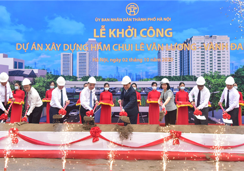 Chào mừng kỷ niệm 1010 năm Thăng Long - Hà Nội, 66 năm Ngày Giải phóng Thủ đô (10/10/1954-10/10/2020) và Đại hội đại biểu lần thứ XVII Đảng bộ thành phố Hà Nội (nhiệm kỳ 2020 - 2025), sáng 02-10, thành phố Hà Nội đã khởi công dự án xây dựng hầm chui Lê Văn Lương - Vành đai 3. Tham dự Lễ khởi công có các đồng chí: Vương Đình Huệ, Ủy viên Bộ Chính trị, Bí thư Thành ủy, Trưởng đoàn đại biểu Quốc hội thành phố Hà Nội; Chu Ngọc Anh, Ủy viên Trung ương Đảng, Phó Bí thư Thành ủy, Chủ tịch UBND thành phố Hà Nội; Phùng Thị Hồng Hà, Phó Chủ tịch HĐND Thành phố; Nguyễn Thế Hùng, Phó Chủ tịch UBND Thành phố. Cùng dự có đồng chí Khuất Việt Hùng, Phó Chủ tịch chuyên trách Ủy ban An toàn giao thông quốc gia…